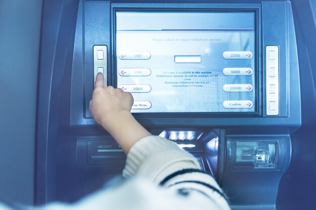 Innowacyjne technologie w automatyzacji obsługi gotówki: jak nowoczesne urządzenia zmieniają branżę finansową