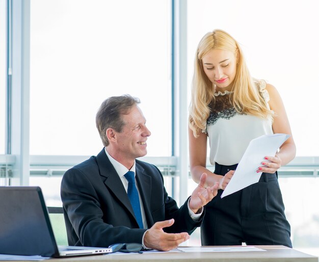 Jakie są prawne i finansowe aspekty zawierania umów leasingowych?